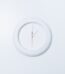 ساعة حائطية بيضاء